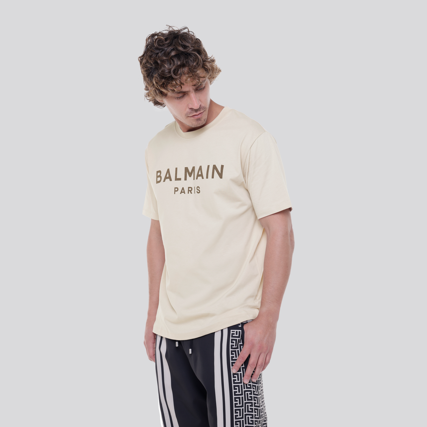Camiseta Beige Balmain Paris Logo Gold