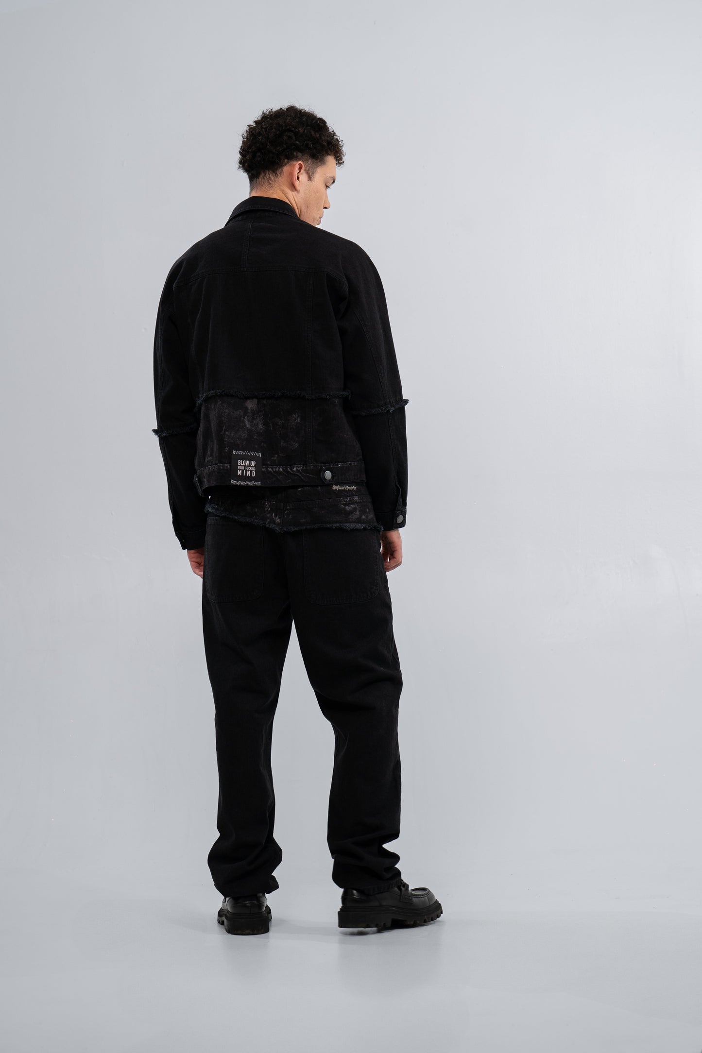 STRAIGHT FIT BLACK JEAN